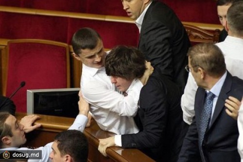 Украинский депутат ударил замгубернатора в лицо