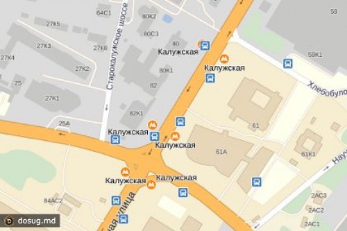 Упавшие столбы парализовали движение по Профсоюзной улице в Москве