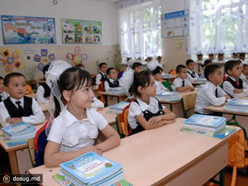 Узбекских школьниц обязали носить косички