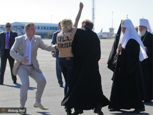 В "Борисполе" на патриарха Кирилла набросилась полуголая активистка FEMEN