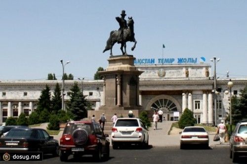 В Алма-Ате столкнулись два пассажирских поезда