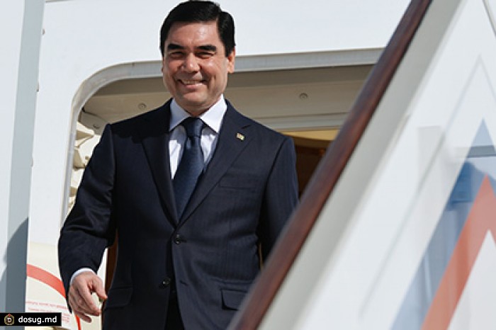 В Ашхабаде установили покрытую золотом статую президента Туркменистана