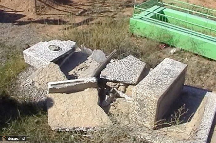 В Астрахани дети разгромили кладбище