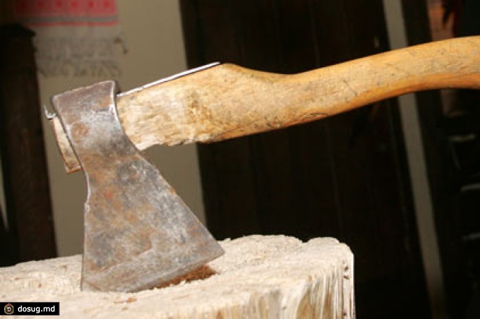 В Барнауле пенсионер зарубил соседа за громкое пение