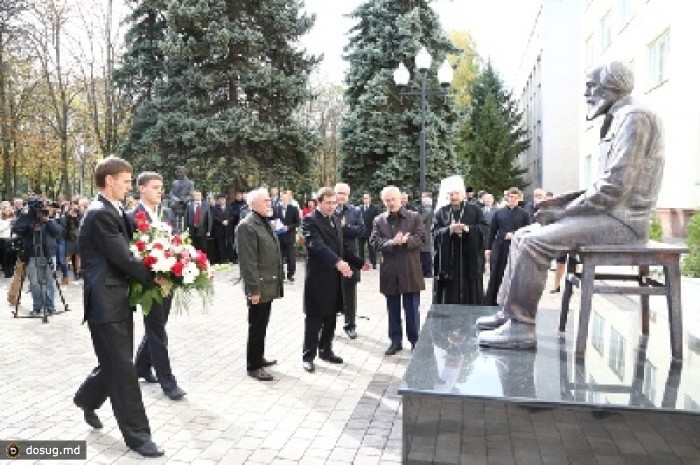 В Белгороде открыли памятник Солженицыну