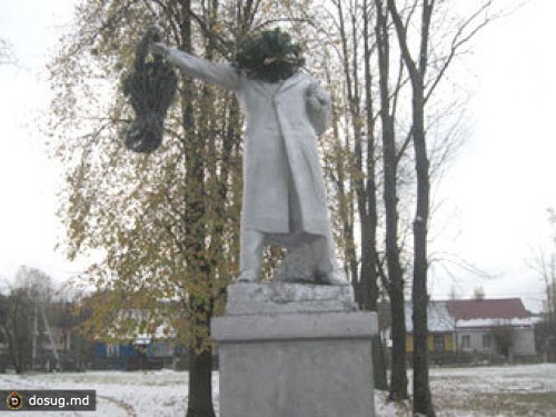 В Белоруссии статую Ленина "украсили" могильными венками