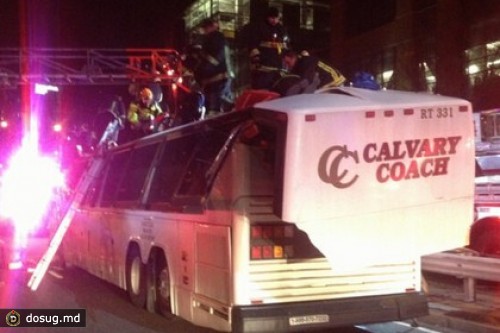 В Бостоне автобус врезался в надземный переход
