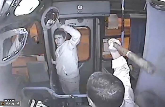 В Чили водитель автобуса зажал грабителя дверью и избил битой. ВИДЕО
