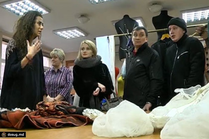 В Днепропетровске директора театра бросили в мусорный бак