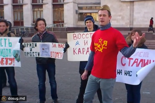 В Донецке «воскресшего» Сталина напоили «кровью бандеровцев»