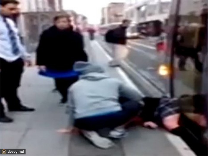 В Дублине пассажиры извлекли школьницу из-под трамвая. ВИДЕО