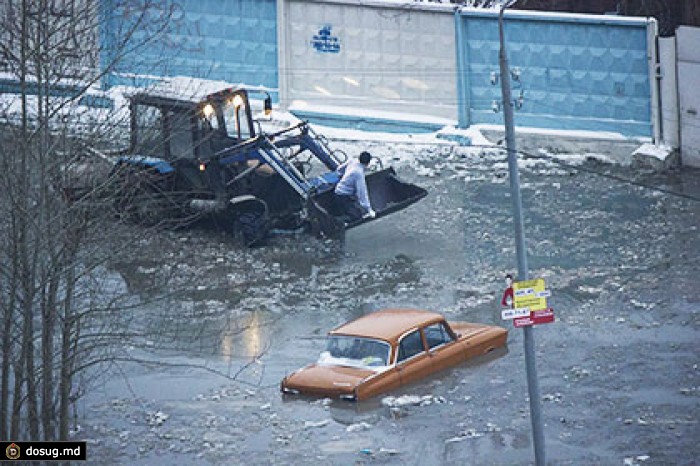 В Екатеринбурге из-за прорыва трубы затопило микрорайон