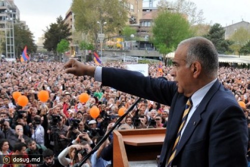 В Ереване возобновились стычки оппозиционеров с полицией