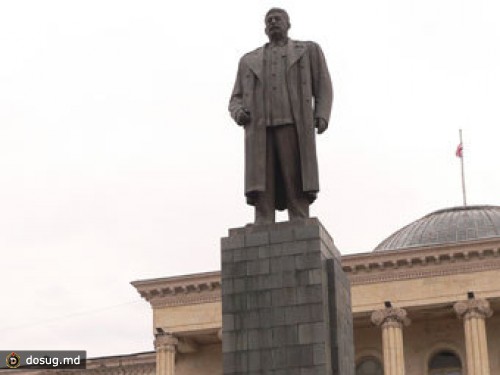 В Гори собрали 5 тысяч подписей за возвращение памятника Сталину