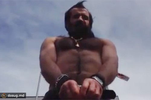 В Грузии сторонник арестованного экс-министра обмазался медом