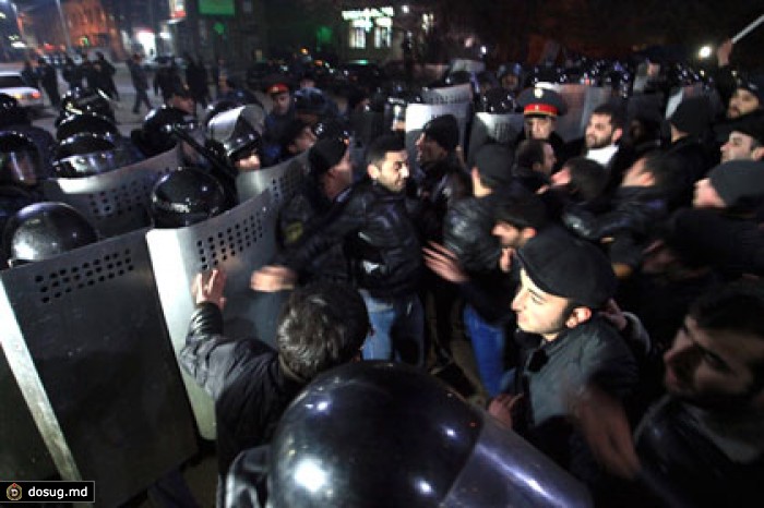 В Гюмри произошли столкновения между протестующими и полицией