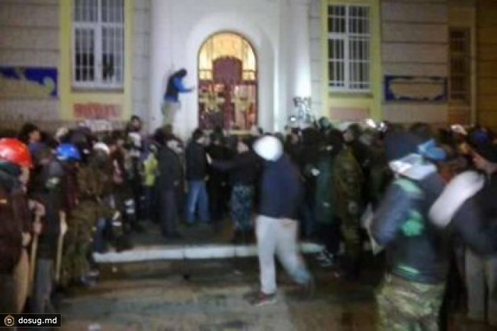 В Ивано-Франковске демонстранты заняли здания МВД и СБУ