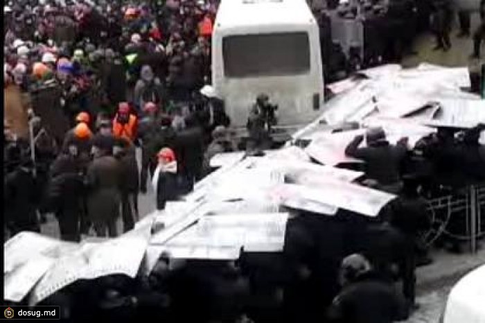 В Киеве начались столкновения протестующих с милицией