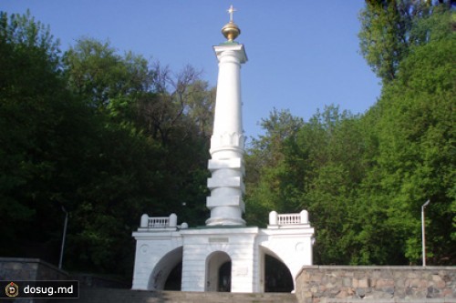 В Киеве открыт после реконструкции памятник Крещению Руси