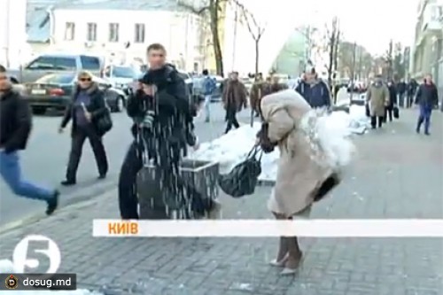 В Киеве расследуют обстрел депутата снежками