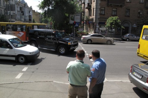 В Киеве внедорожник сбил семью американского дипломата