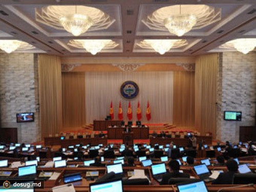 В Киргизии решили штрафовать госслужащих за незнание госязыка