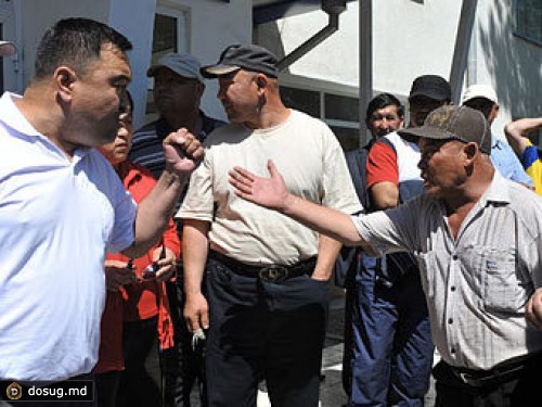 В Киргизии вооруженная толпа ограбила строительный лагерь