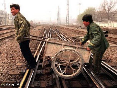 В Китае перевернулся автобус с железнодорожниками