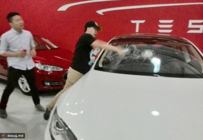В Китае рассерженный покупатель разбил лобовое стекло Tesla