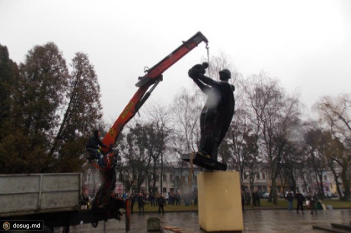 В Львовской области снесли памятник советскому солдату