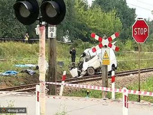 В Молдавии поезд протаранил свадебный микроавтобус
