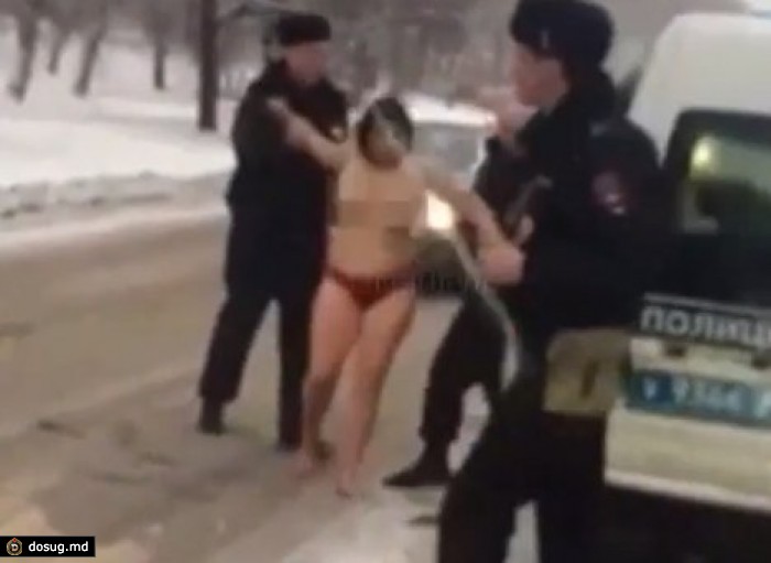 В Москве девушка бегала по дороге голышом. ВИДЕО (18+)