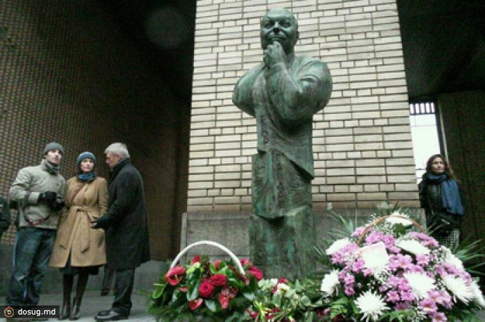В Москве открыли памятник Егору Гайдару