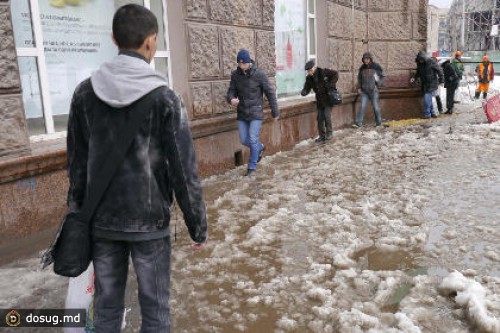 В Москве пешеход попал в больницу из-за наледи с крыши