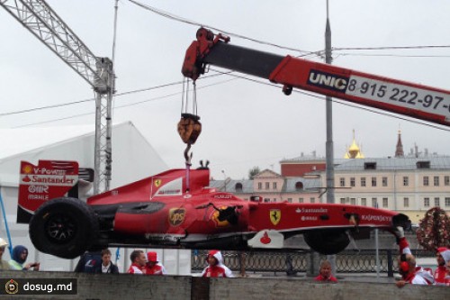 В Москве пилот Ferrari разбил болид «Формулы-1»