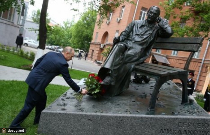 В Москве появился памятник Михалкову