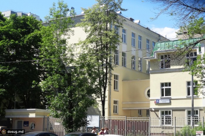 В Москве прошел митинг в защиту гимназии для слепых