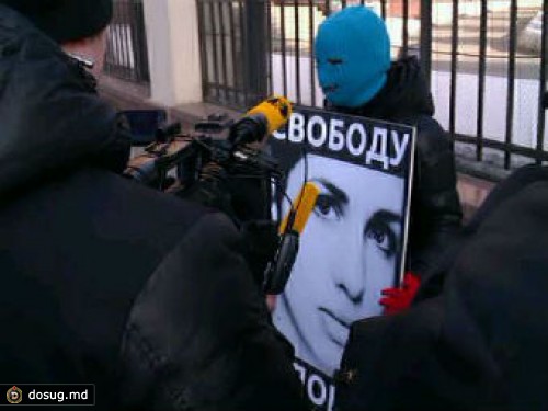 В Москве устроили пикеты в поддержку арестованных участниц Pussy Riot