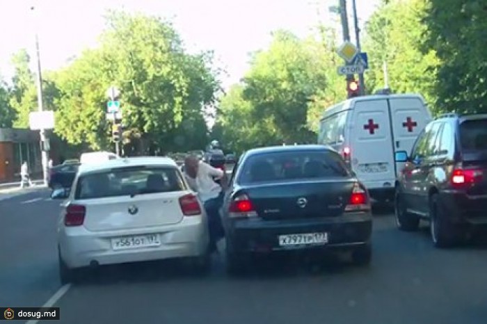 В Москве водитель сбил мужчину из-за замечания. ВИДЕО