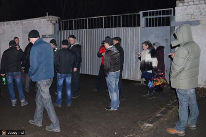 В Николаеве активисты заблокировали бригаду десантников