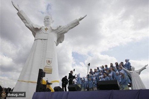 В Польше открыли крупнейшую статую Иоанна Павла II