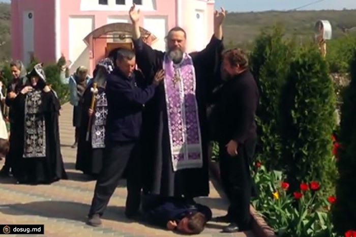 В Приднестровье православный батюшка проехался верхом на «одержимом бесами»