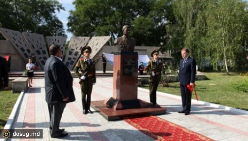 
 В Приднестровье установлен памятник Лебедю
