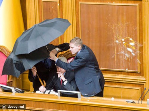 В Раду запретят вносить яйца и дымовые шашки