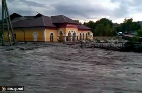 
 В Резенах грязевой поток унес машину, а Дом культуры - затопило
