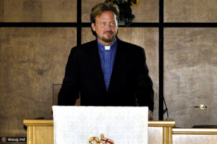 В США пастор предстанет перед церковным судом за венчание гей-пары