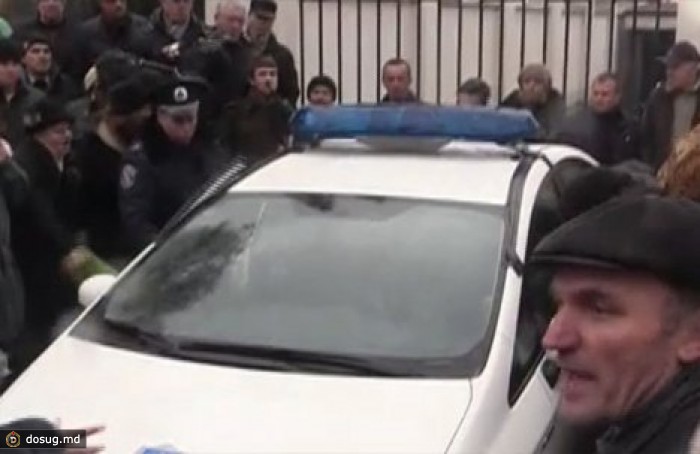В Севастополе милиционеры отбили у митингующих машину с экс-мэром