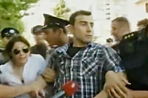 В Тбилиси двух человек задержали за мат в адрес Путина