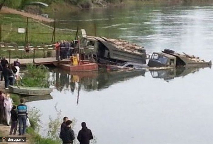 В Тирасполе утонул паром c автомобилями. ФОТО+ВИДЕО