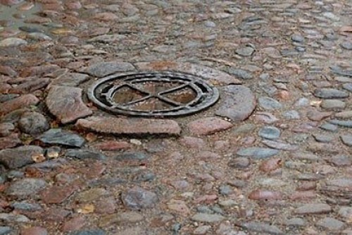 В Вильнюсе отцензурировали крышки канализационных люков